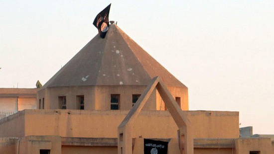 Черный флаг джихадистов на крыше Армянской католической церкви мучеников.
