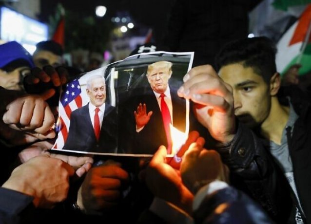 Arabs burning pictures of Netanyahu and Trump