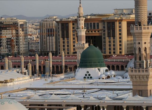 Саудовская Аравия приостановила молитвы в священных мечетях