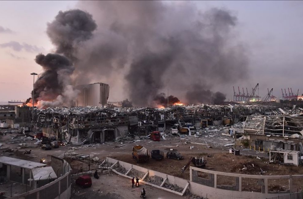 В результате массивного взрыва в Бейрута погибло по меньшей  мере 50 человек