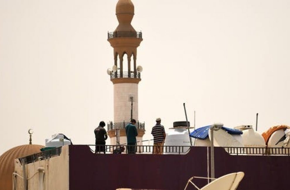 В ОАЭ вновь открываются мечети и молитвенные помещения на рабочих местах
