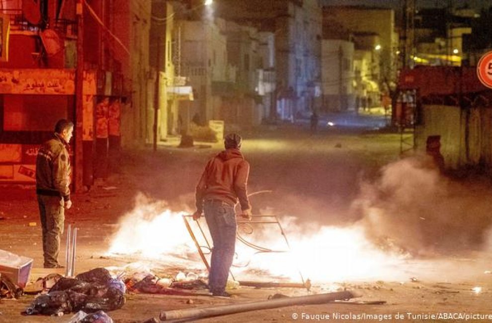 За трое суток антикарантинных протестов в Тунисе арестованы 632 человека