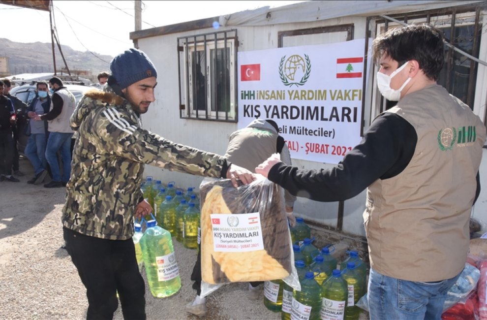Ливан: Турецкая благотворительная организация раздает одеяла и топливо сирийским беженцам